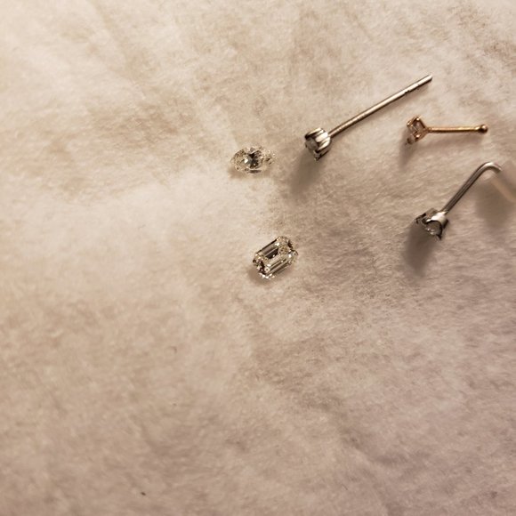3 diamond nose studs and two loose natural diamond stones - Picture 1 of 5